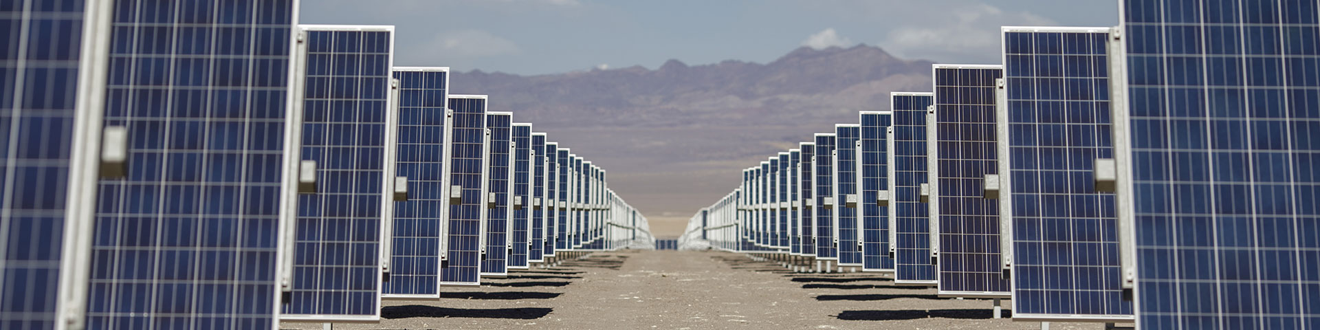 Zwei Reihen von Solarpaneelen