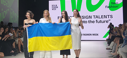 Eine Gruppe von Frauen, die eine ukrainische Fahne halten.