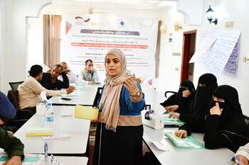 Eine Frau spricht bei einem Workshop vor Vertreter*innen von jemenitischen Nichtregierungsorganisationen.