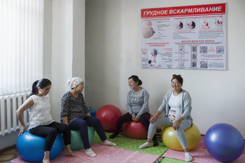 Erlernen von Schmerzlinderungstechniken an der Geburtsvorbereitungsschule in Issyk-Kul Oblast Family Medicine Center, Kirgisistan