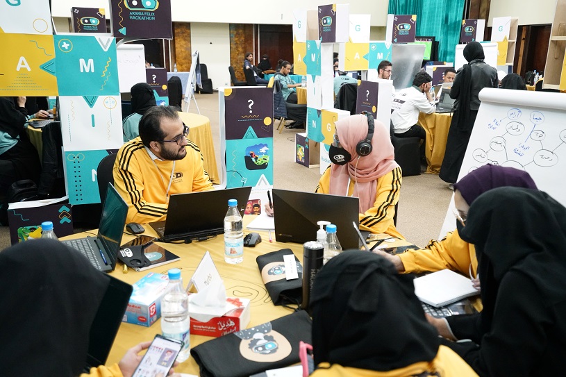 Jugendliche nehmen an einem Hackathon in Sana’a teil und entwickeln in Gruppen innovative Spieleapplikationen mit Bezug auf friedliches Zusammenleben für Mobilgeräte. (Copyright: GIZ)