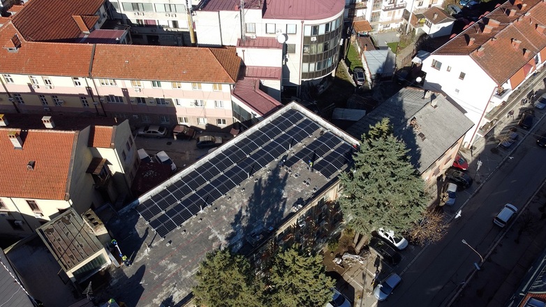 Blick von oben auf eine Gebäude mit Solarpanelen