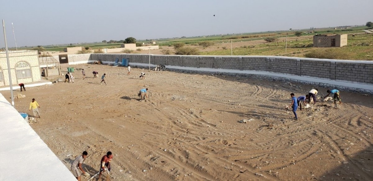 Mitglieder der Gemeinschaft beteiligen sich an der Reinigung eines Geländes in Hodeidah.