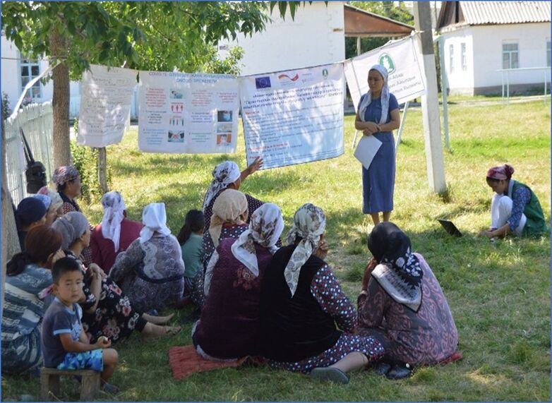 Frauen im Dorf Bagysh, Bezirk Suzak, diskutieren während der Fokusgruppendiskussion Probleme in ihrer Gemeinde.