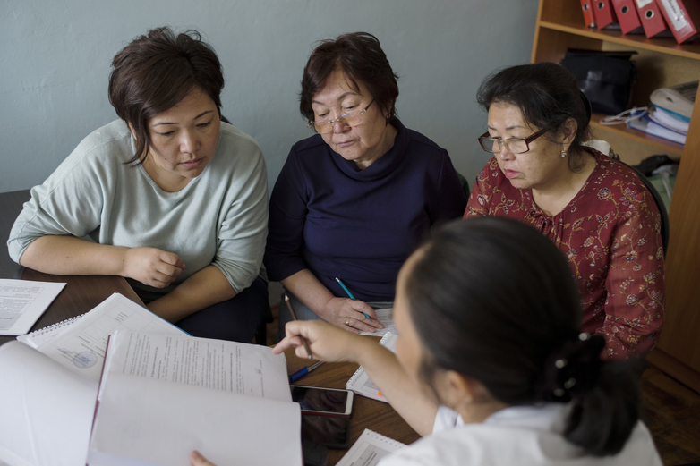 Qualitätsverbesserungsteam lernt Prioritäten zu entwickeln mit Unterstützung des Mentors, Osh Oblast Family Medicine Center, Kirgisistan