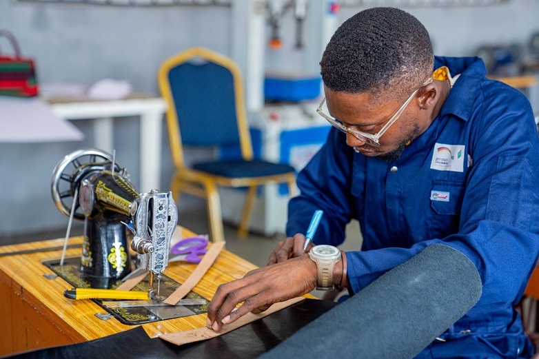 Eine Teilnehmerin der Elektroausbildung bei der Arbeit an einem Wechselrichter während ihres Praktikums in Lagos State. Datum des Fotos - Juli 2019