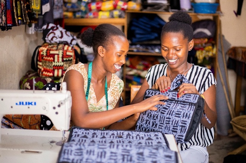 Zwei Unternehmerinnen bei der Produktion von Taschen.