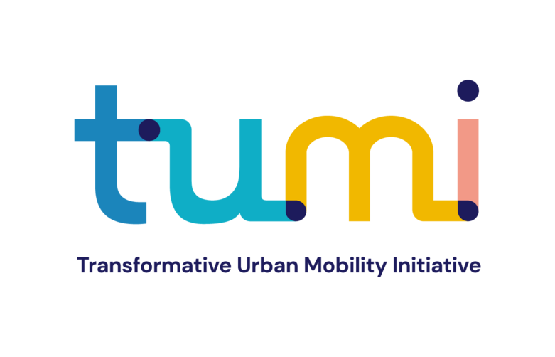 Geschwungenes Logo der Transformativen Urbanen Mobilitätsinitiative (Transformative Urban Mobility Initiative, TUMI). © TUMI
