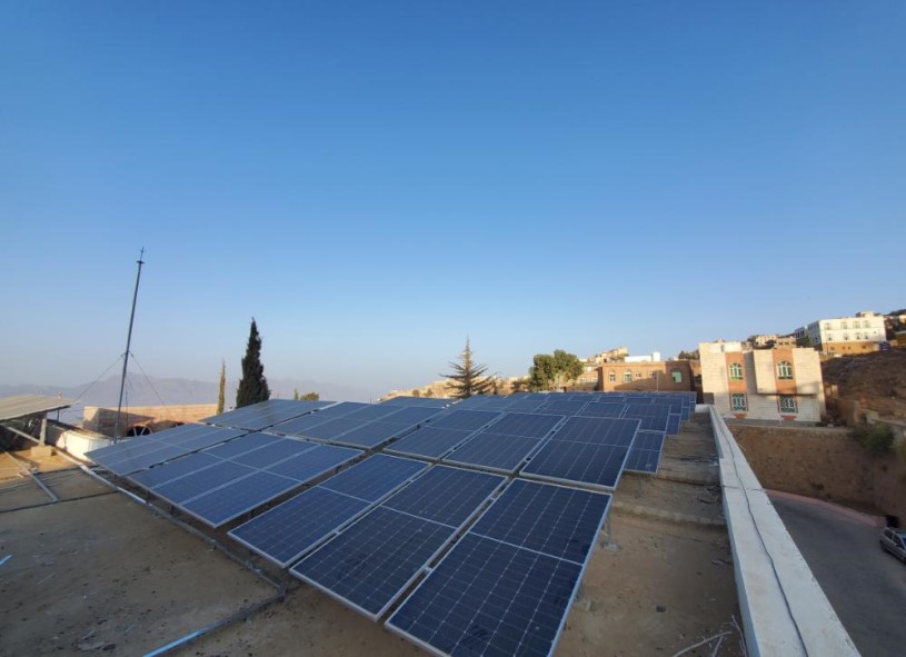 Eine Reihe von Solarmodulen ist auf einem Flachdach installiert.