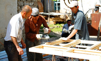 Tadschikistan. Meisterausbildung für die Herstellung energieeffizienter Fenster, Distrikt Khovaling. © GIZ