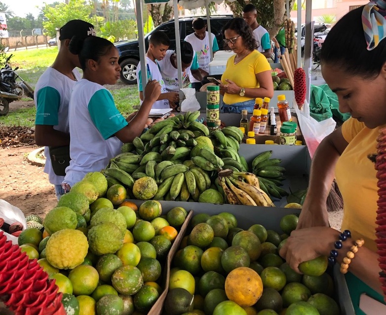 Local farmers’ market with participation of youth, in Bahia (Photo: Wallace Santos).
