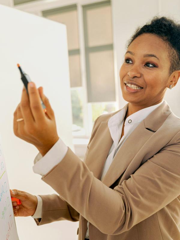 Frau referiert an Flip Chart