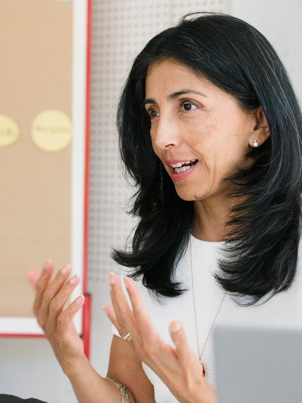 Frau im Gespräch vor einem Whiteboard