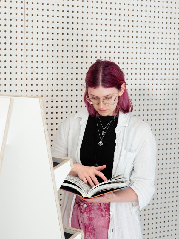Junge Frau mit einem Buch in der Hand