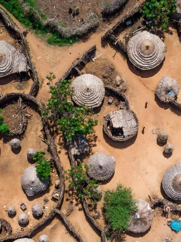 Drohnenaufnahme eines afrikansichen Sorfes