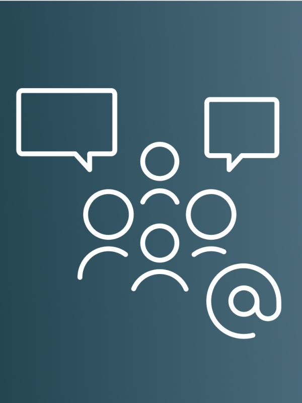 Icon einer Personengruppe mit zwei Sprechblasen darüber und einem @-Zeichen unten rechts