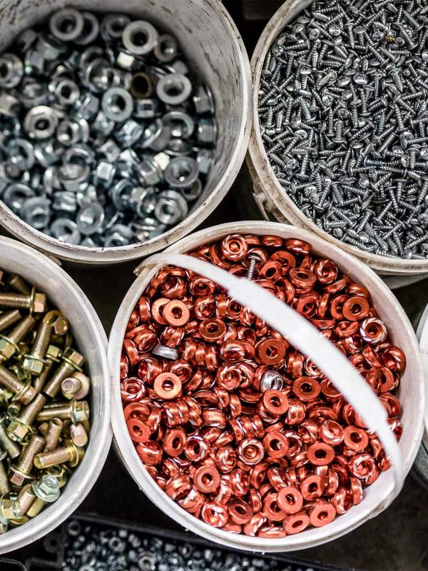 Schrauben und Muttern