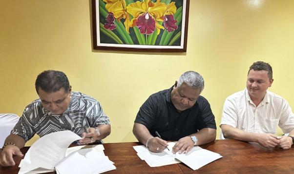 Männer sitzen an einem Tisch