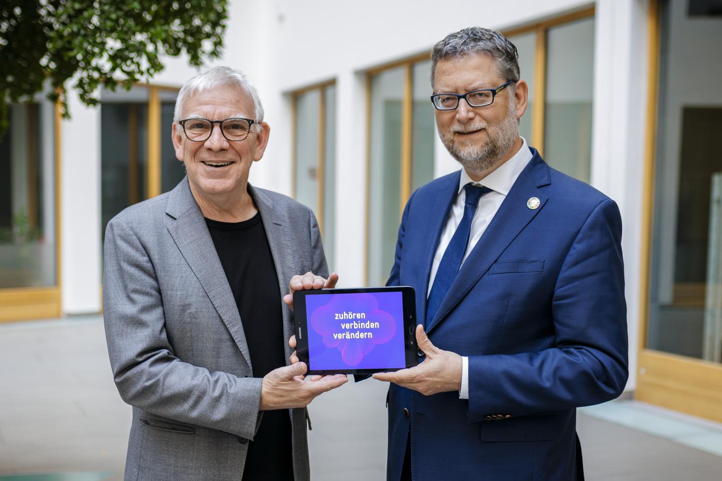 BMZ-State Secretary Flasbarth und GIZ Chair oft he Management Board Schäfer-Gümbel present the Integrated Company Report 2023.