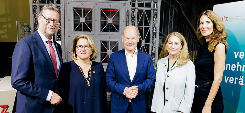 Group picture of the speaker of GIZ’s Management Board Schäfer-Gümbel, Svenja Schulze, Federal Minister for Economic Cooperation, German Chancellor Olaf Scholz, GIZ Managing Director Hoven und GIZ Managing Director Herken at GIZ’s annual reception in Berlin.