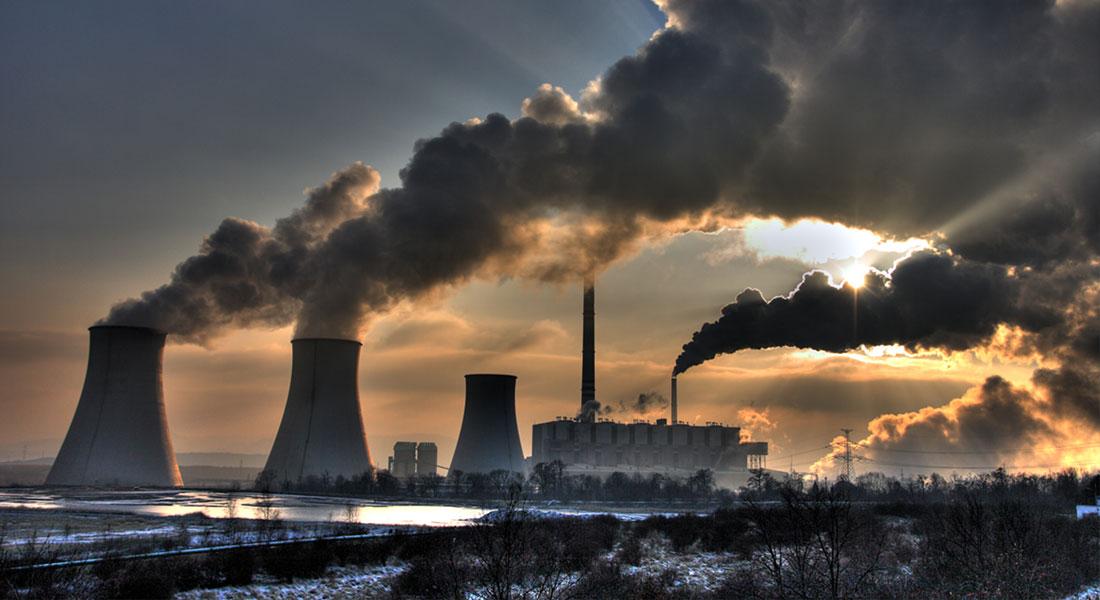 Abendaufnahme eines qualmenden Kraftwerks