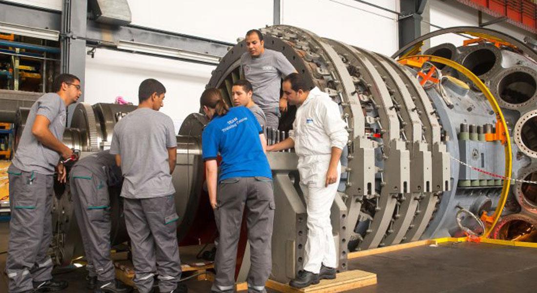 Auszubildende werden an einer Lerninsel geschult