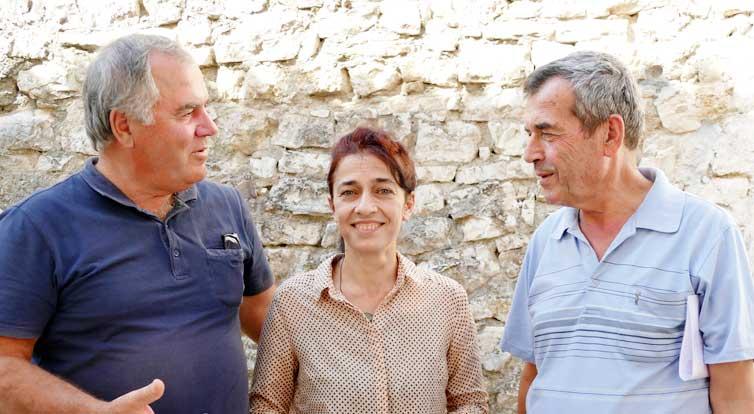 Majlinda Çuka (centre) with her trainers, master craftsmen Fani (left) and Vladimir Poçi.