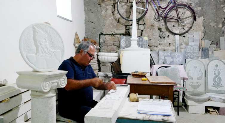 Experienced craftsmen like stonemason Jorgji Fani share their highly developed skills with younger colleagues. That way, knowledge and expertise are not lost.