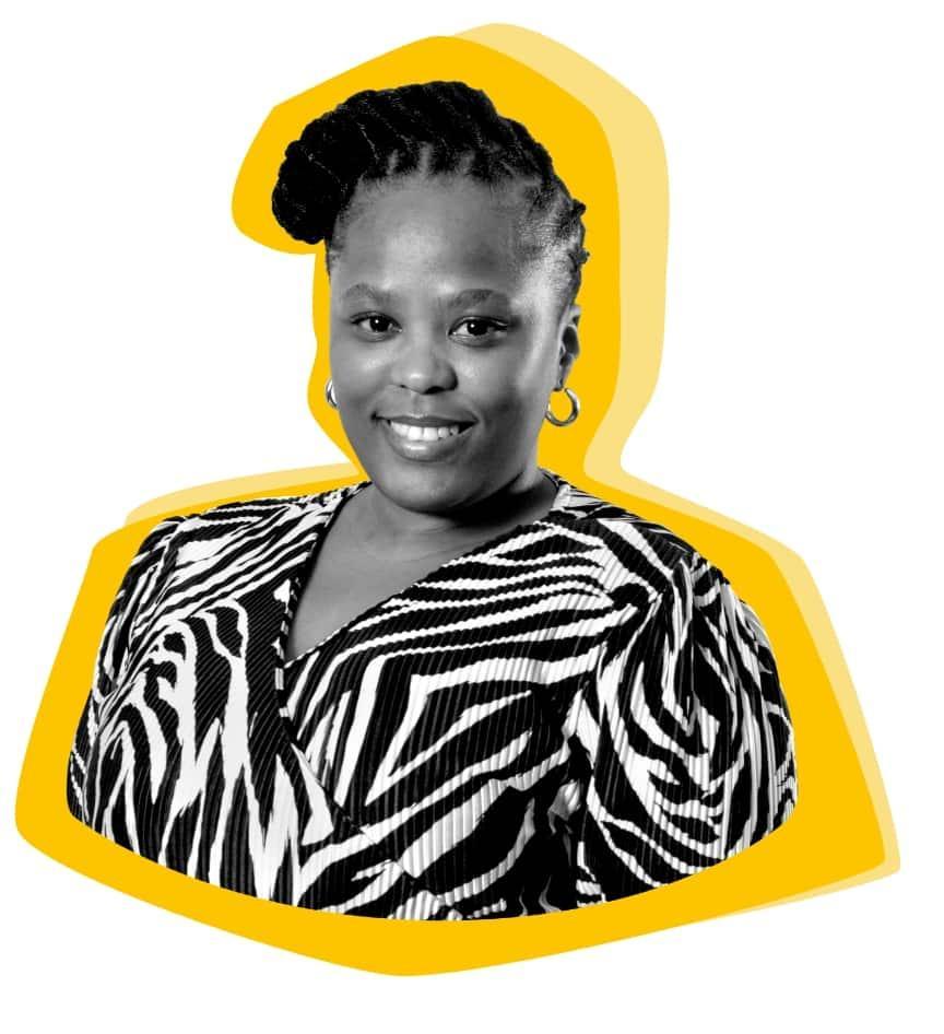 Schwarz-weiß-Porträt einer Frau mit Zopffrisur und Ohrringen, in einem Oberteil mit Zebra-Muster, vor gelbem grafischem Hintergrund.