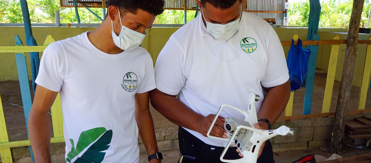 Die Drohnenexperten bereiten den Einsatz der „DJI Phantom 4“ vor.