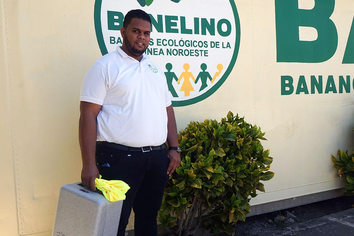 Drohnenpilot Daniel Gil steuert das Fluggerät, das die Pflanzenvielfalt verzeichnet.