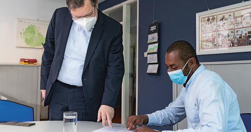 Dagmawi Feleke comes to Peter Palesch's office for his annual performance review.