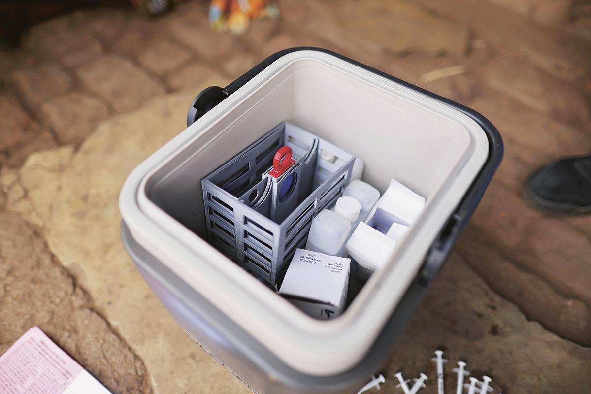 The sensor-monitored cool boxes ensure the quality of the vaccine even in remote villages.