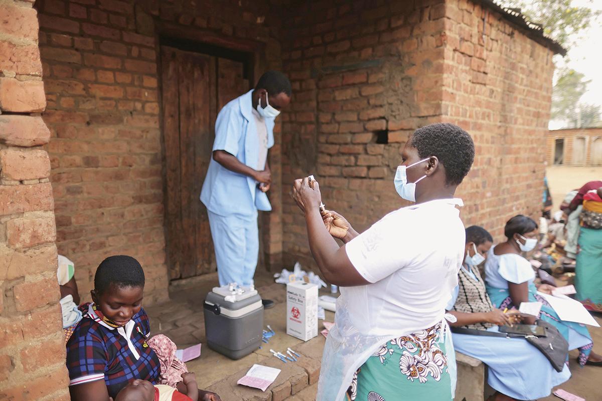 The sensor-monitored cool boxes ensure the quality of the vaccine even in remote villages.