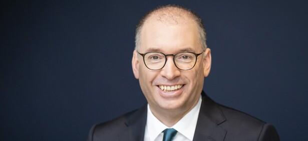 Portrait photo of Niels Annen, State Secretary in the German Federal Ministry for Economic Cooperation and Development, in a dark-coloured suit with a petrol blue tie
