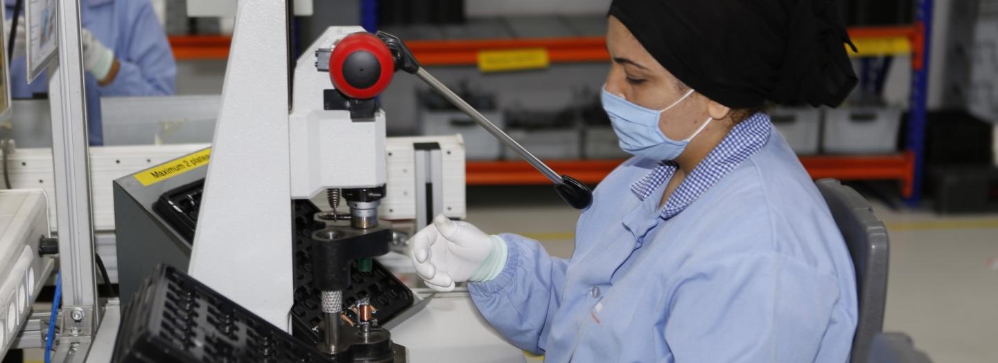 Eine Mitarbeiterin von Gruner bei der Arbeit.