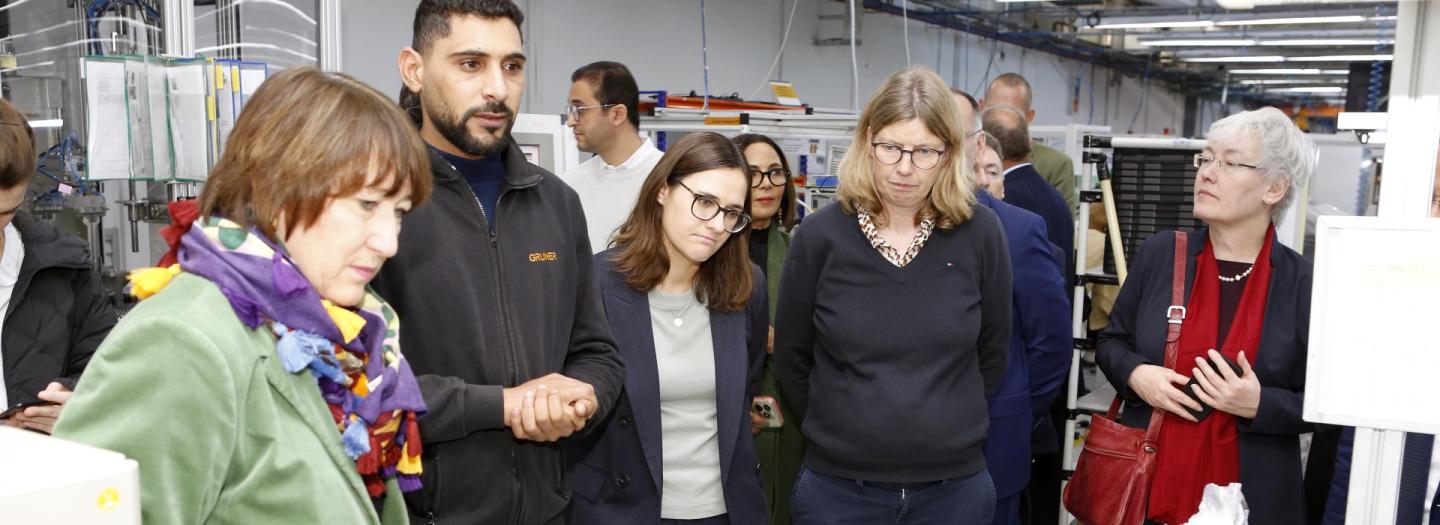 Hildegard Müller (Präsidentin des Verbands der Automobilindustrie VDA), Abdelwahed Mezni (Mitarbeiter bei Gruner AG), Vanessa Wannicke (Bundesverband der Deutschen Industrie), Martina Biene (VW Afrika) und Elisabeth Wolbers (deutsche Botschafterin in Tunesien) bei einem Besuch des Gruner-Werks in Tunesien im Januar 2025.