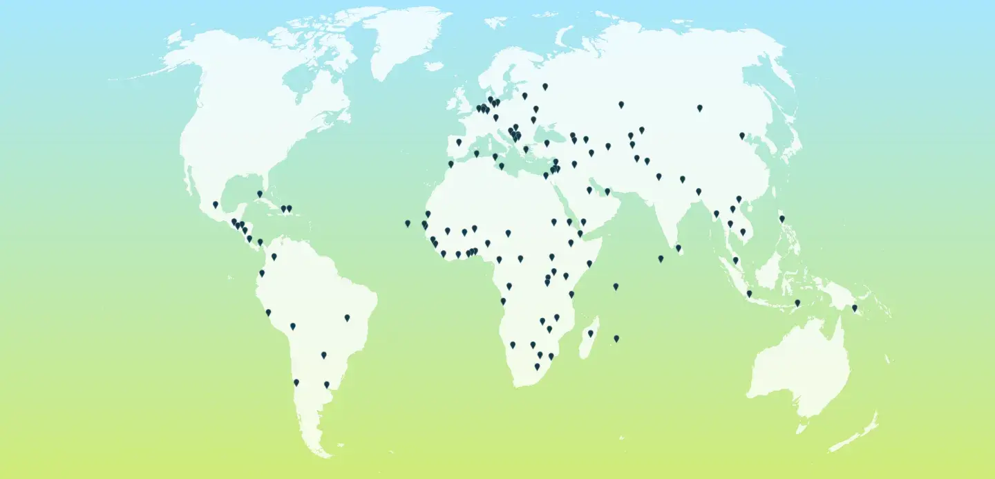 Eine weiße Weltkarte auf einem Hellblau- zu Grünverlauf 