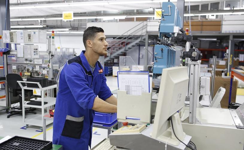 Ein Mitarbeiter der Gruner AG im Werk in Tunesien.