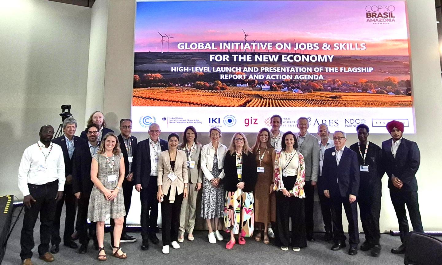 Gruppenbild mit allen Partnern und Unterstützern der Global Inititiative on Jobs and Skills for the New Economy. In der Mitte GIZ-Vorstandsmitglied Ingrid-Gabriele Hoven.und 