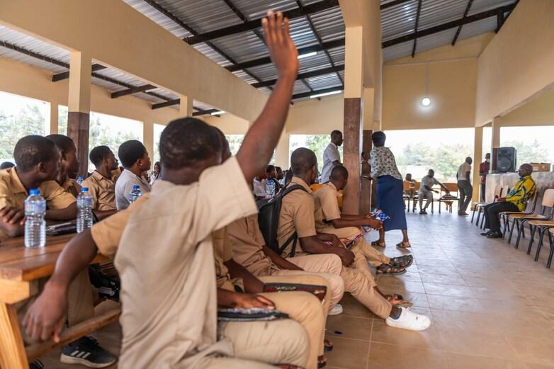 Aufklärungssitzung über gewaltfreie Kommunikation als Strategie zur Reduzierung von geschlechtsspezifischer Gewalt (GSG) an der Universität von Kara in Anwesenheit der Podiumsteilnehmer.