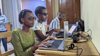 Manuelles Testen von Webseiten auf Barrierefreiheit.