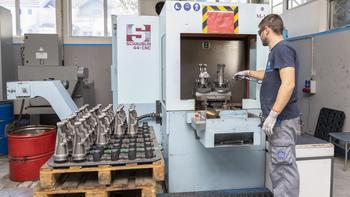 A man works at a company that supplies the electrical and automotive industry. Copyright: GIZ/Gelevski Vojislav