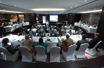 Nationale und lokale Regierungsbeamte diskutieren darüber, wie die Effizienz und Inklusivität öffentlicher Dienstleistungen verbessert werden kann.