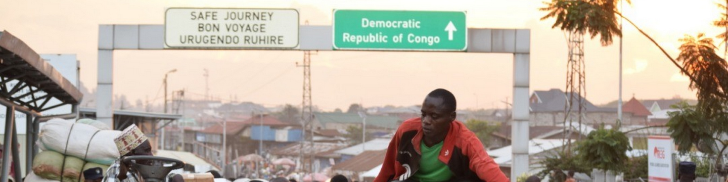 Menschen stehen um einen großen Markt mit vielen Menschen herum.