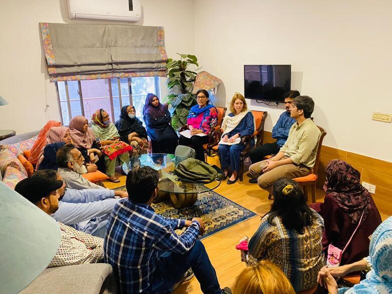 Teilnehmer des Soft-Skills-Trainings werden bei den von der GIZ organisierten Sitzungen mit gefährdeten Gruppen gesehen.