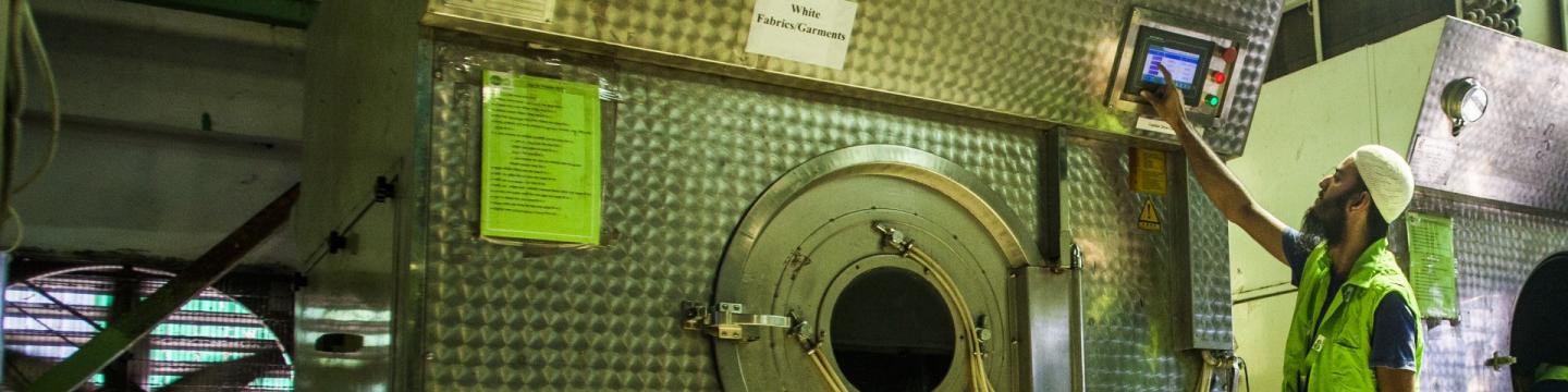 Ein Arbeiter bedient eine Maschine in einer Textilfabrik in Bangladesch.