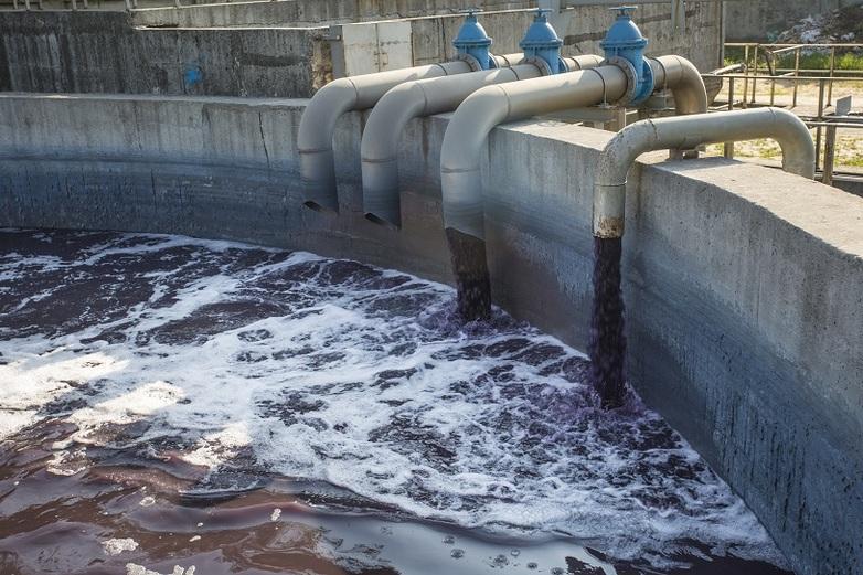 Eine Kläranlage mit schmutzigem Wasser.