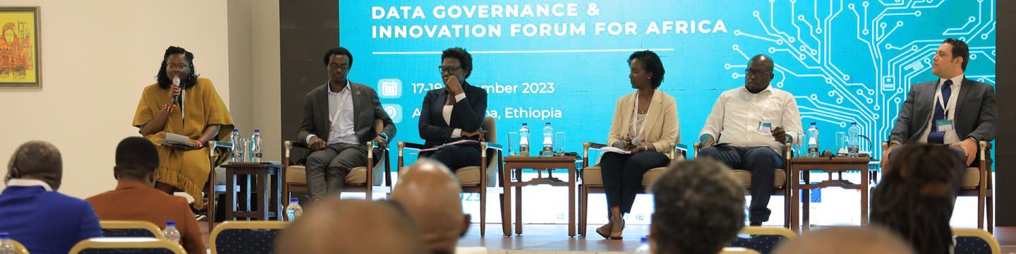 Sechs Diskussionsteilnehmende des Data Governance and Innovation Forum for Africa sitzen auf einer Bühne.