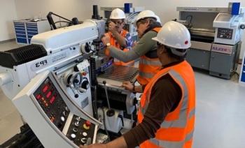 Schulung an einer der Maschinen in der EGT Academy